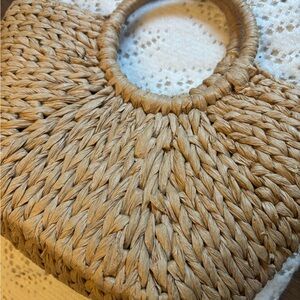 Straw basket weave hand bag